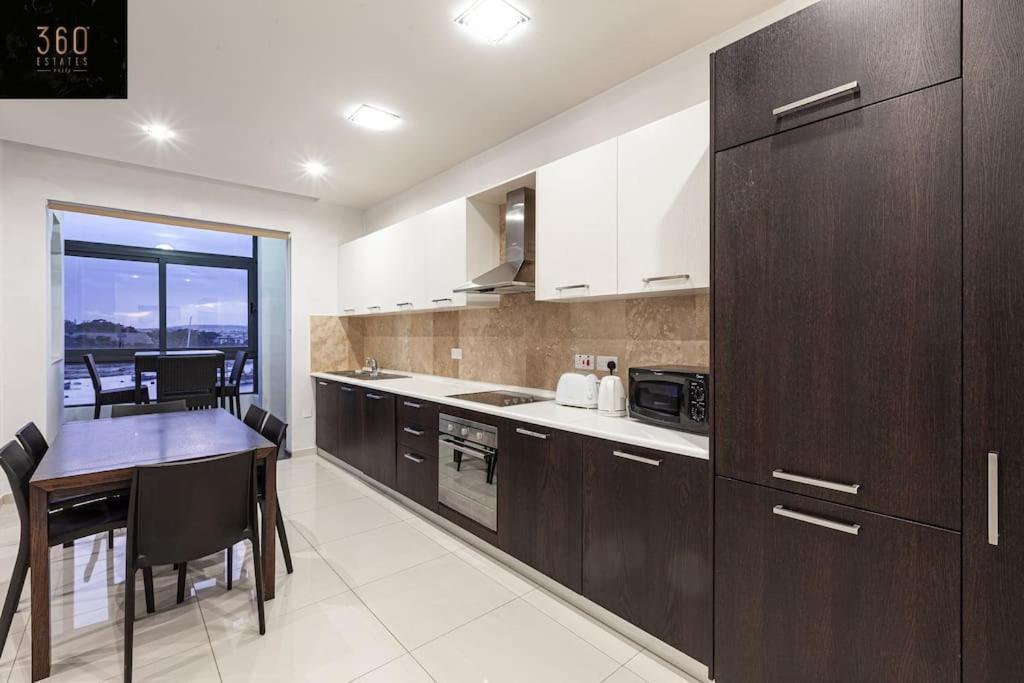 Seafront 4br With Mesmerising Balcony & Views By 360 Estates Apartment *