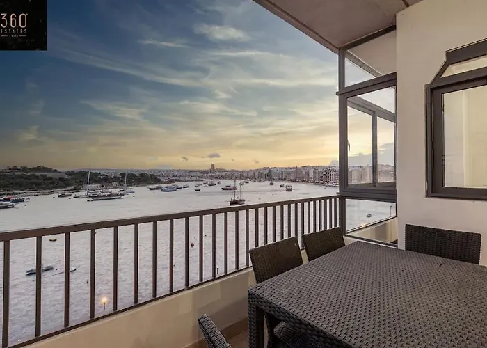 Seafront 4Br Apt With Mesmerising Balcony & Views By 360 Estates