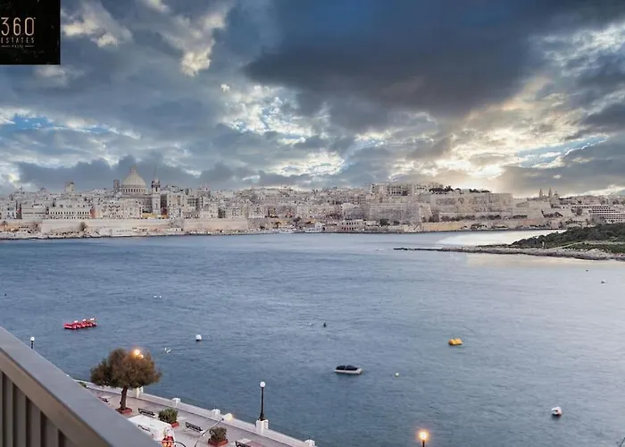 Seafront 4Br Apt With Mesmerising Balcony & Views By 360 Estates